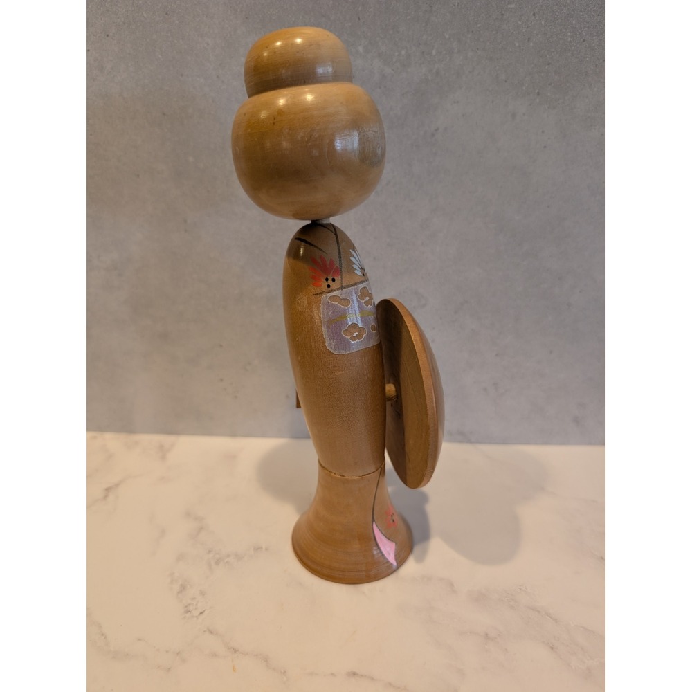 Japanese Vintage Kokeshi Doll Sadao Kishi - Leaning - Hand Painted Floral 8in - Picture 8 of 9